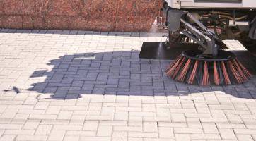 Za tři měsíce zmizelo z ulic Zlína 137 tun nečistot. Problémem jsou špatně zaparkovaná auta