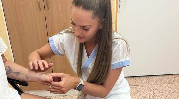 Nastávajícím maminkám pomohou před porodem speciální cross tejpy