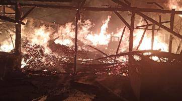 S rozsáhlým požárem pily v Rajnochovicích bojovalo 24 jednotek hasičů