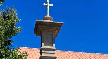 Restaurátoři se pustili do oprav soch před zlínskou zoo