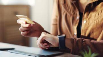 „Finanční poradce“ vysál z ženy z Kroměřížska přes tři a půl milionu