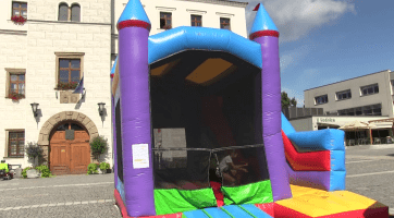 Skákací hrad před kyjovskou radnicí poutá opět pozornost dětí