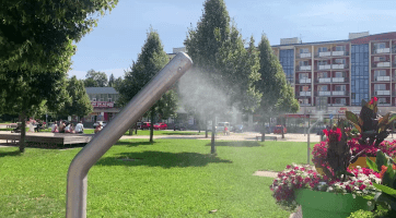 Mlžné sprchy v centru Vsetína nabízejí v horku příjemné osvěžení