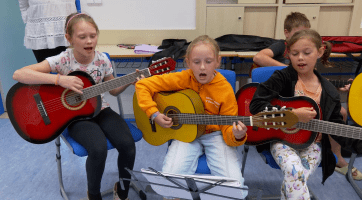 ZŠ Pod Vinohrady hostila kytarový kemp