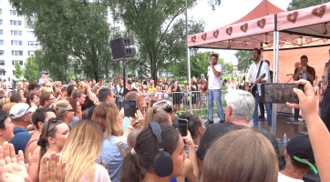 Jelen zahrál na parkovišti před obchodním domem