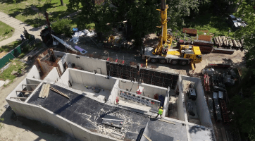 Speciální technika uložila do pavilonu akvárií rozměrná skla