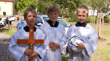 Na mši na Bartolomějských hodech přinesli ministranti míč podepsaný papežem 