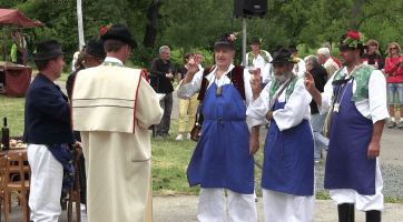 Tradiční Zarážání hory u Hotařské búdy přilákalo stovky milovníků vína