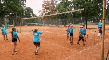 Mladí volejbalisté využili prázdniny k tréninku na kurtech