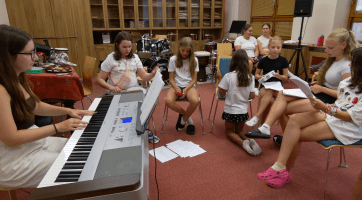 Na Prázdninovém múzování nazkoušely děti písničky z filmu Tři bratři