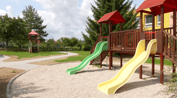 Obec Ostrožská Nová Ves vylepšila okolí mateřské školy 