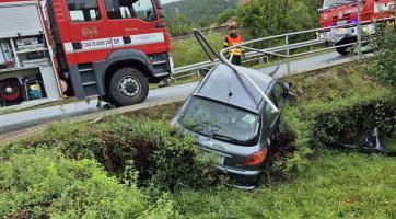 Nedělní dopravní nehody: Bouralo se do zábradlí a plotu, dva lidé se zranili