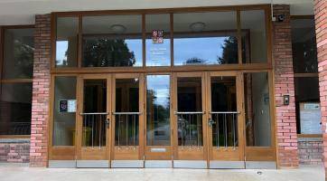 Školáky na Dřevnické vítá nová vstupní stěna