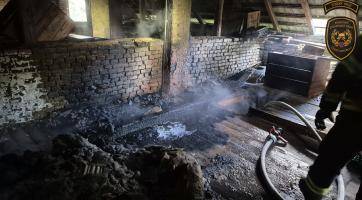 V Březnici hořel opuštěný dům. Příčinu vyšetřují hasiči i policie