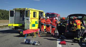 Vážná nehoda několika vozidel na silnici I/50 u Kunovic komplikovala dopravu v okolí