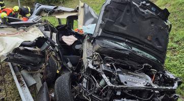 Z dálničního mostu u Bezměrova se zřítilo osobní vozidlo. Řidič nehodu nepřežil