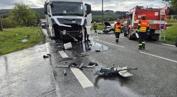 Tragická nehoda na hlavním tahu na Slovensko: jeden řidič zemřel, pro spolujezdkyni letěl vrtulník