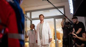 Vsetínskou nemocnici obsadili filmaři a známí herci