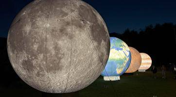 Zlínská zoo se v sobotu rozzáří lampiony a obřími maketami planet