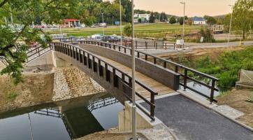 Nová lávka přes řeku Šťávnici spojuje dvě části Luhačovic 