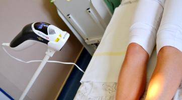 V nemocnici ve Valašském Meziříčí pomáhá s hojením ran nová bioptronová lampa