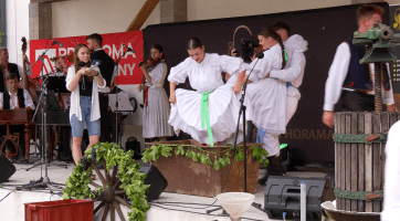 Šlapání hroznů dívčí nohou doprovodil košt více než 200 vzorků vín