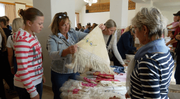 Na Burzu krojů se stála fronta už od brzkého rána