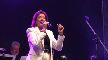 Plný amfiteátr si užil koncert české hudební legendy