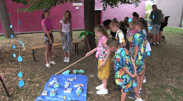 Děti se v Prušánkách rozloučily s prázdninami ve stylu Havaje 