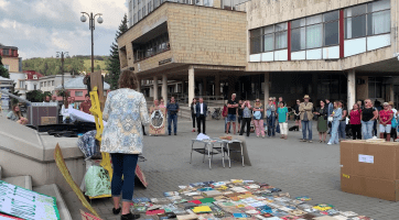 Ve Vsetíně se konal protest proti uzavření knihovny v Luhu