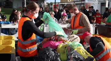 Popelářský vůz vysypali před kyjovskou radnicí