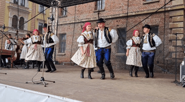 Na Slavnostech vína kráčeli Broďané v průvodu a vystupovali u věznice