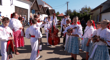 Tradiční vinobraní v Blatnici pod Svatým Antonínkem doprovodily otevřené sklepy 