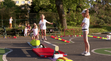Akce u Sokolovny spojila aktivní odpoledne s opékáním špekáčků