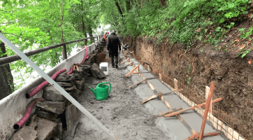 Rekonstrukce chodníku Panskou zahradou na Horní město pokračuje