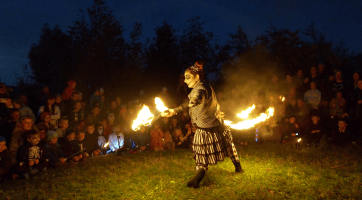 Včelaři pořádali oblíbenou dětskou halloweenskou párty i s ohňovou show