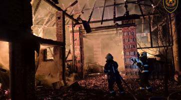 Stodolu v Drslavicích zasáhl rozsáhlý požár. Hrozilo šíření ohně na další objekty