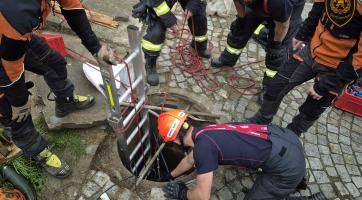 V Uherském Brodě spadl pes do desetimetrové studny. Zachránili ho speciálně vycvičení hasiči