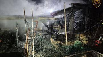 Noční požár v Újezdci: Výbuch plynu, popálená osoba a nutnost zásahu vrtulníku