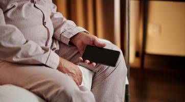 Podvodníci si smlsli na devadesátiletém seniorovi. Za pět let jim poslal přes milion korun