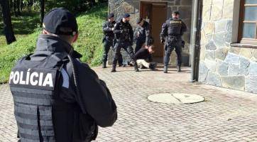 Po pachatelích loupežného přepadení pátrali čeští i slovenští policisté včetně vrtulníku. Naštěstí šlo jen o cvičení