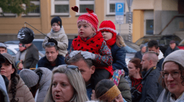 Lampiony rozzářily náměstí i dětské tváře