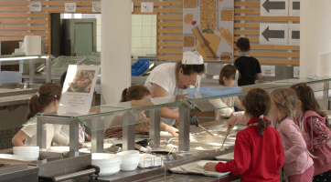 ZŠ v Malenovicích předchází plýtvání, zavedla samoobslužný bufet