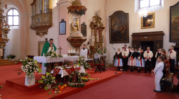 Trhy v podhradí zahájila děkovná mše