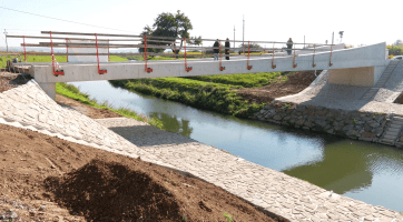Lávka přes Olšavu bude hotová v říjnu, cyklisté ale musí čekat na kolaudaci