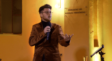 Klášterní kaple hostila Šansonování Davida Macháčka