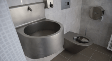 Lidé bez domova se mohou vysprchovat v sanitárním kontejneru