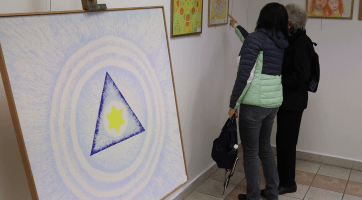 V Radniční galerii vystavuje zrakově postižená Zlata Zumrová