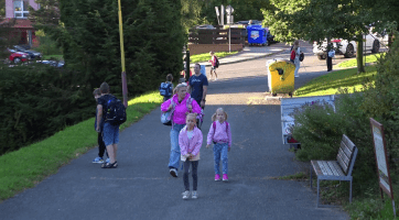 Rožnov se snaží motivovat žáky, aby chodili do školy pěšky