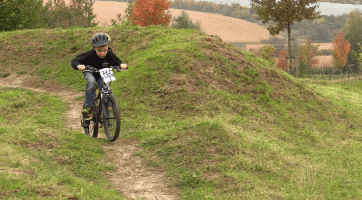 Děti ze dvou základních škol si vyzkoušely cyklokrosové závody